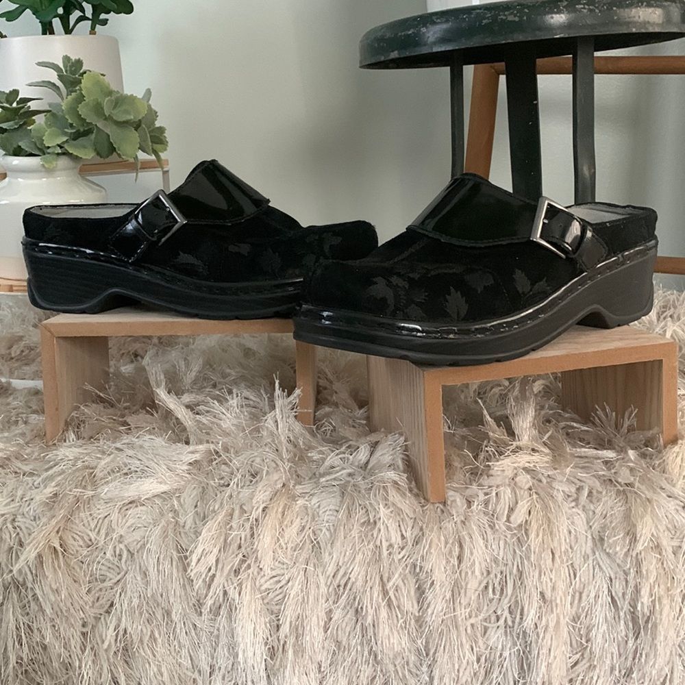NWOT Klogs Brand Clogs Black With Floral Design Size 8 M